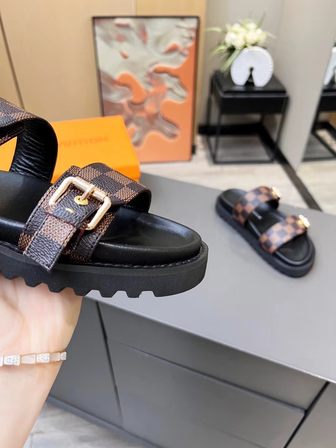 LUV WOMEN’S BOM DIA FLAT MULE BROWN