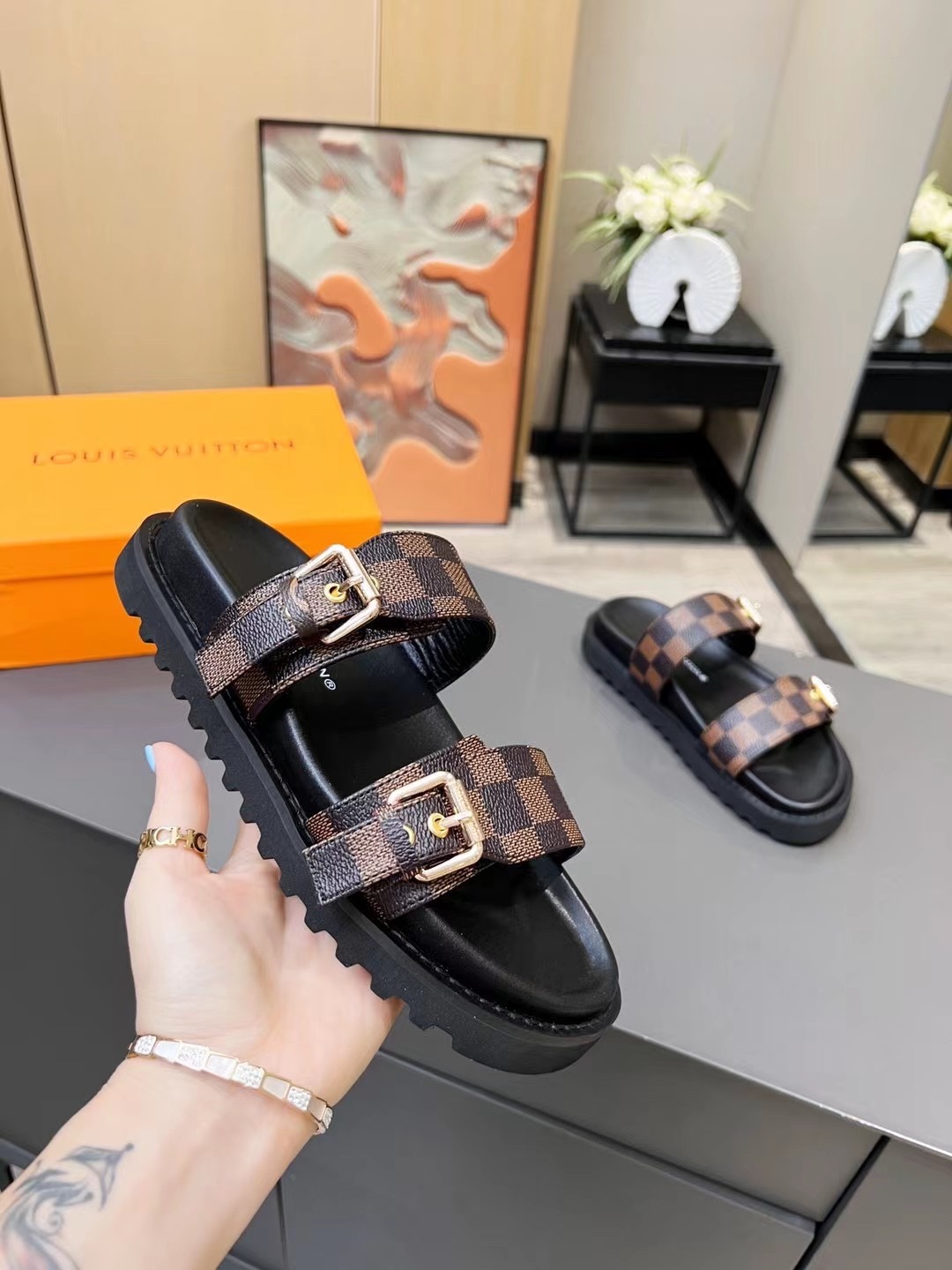 LUV WOMEN’S BOM DIA FLAT MULE BROWN