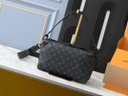 LV Pochette Accessoire 