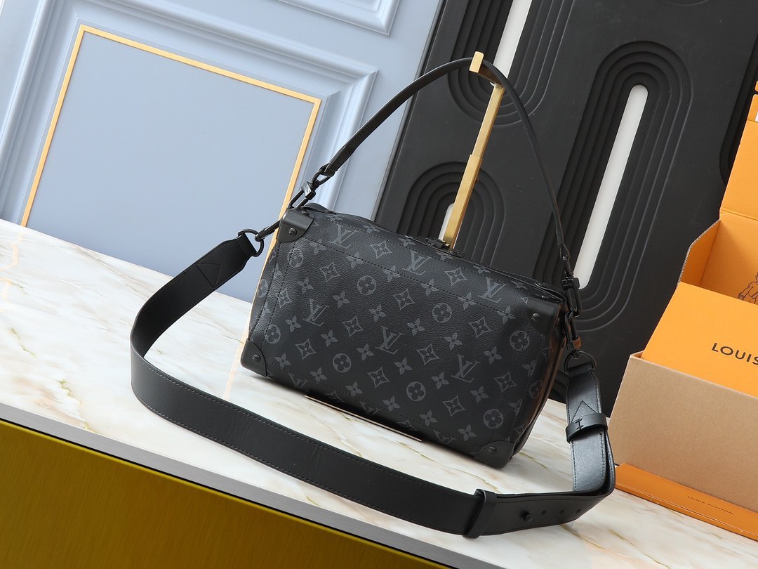 LV Pochette Accessoire 