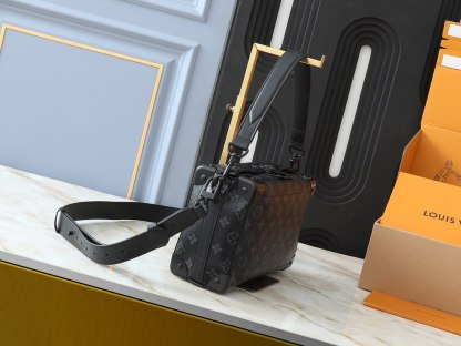 LV Pochette Accessoire 