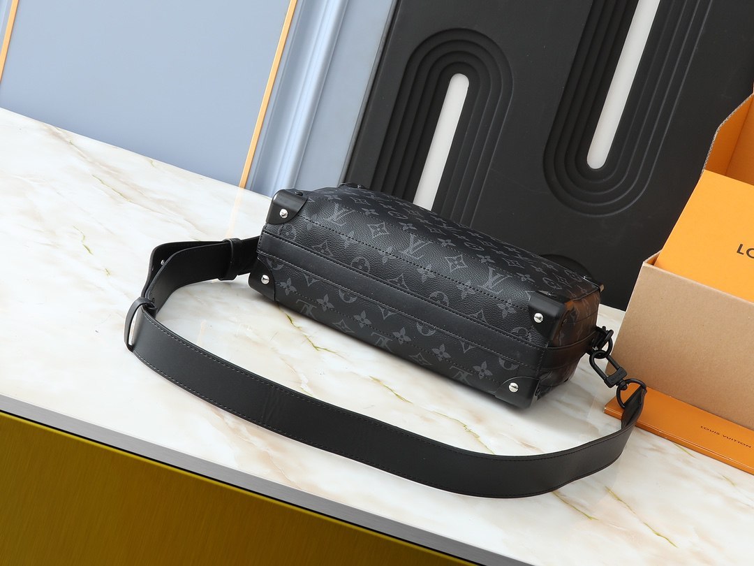 LV Pochette Accessoire 