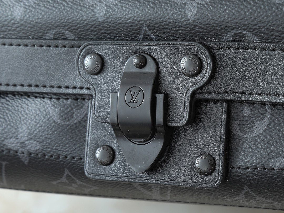 LV Pochette Accessoire 