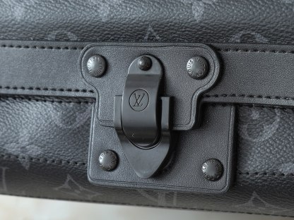 LV Pochette Accessoire 