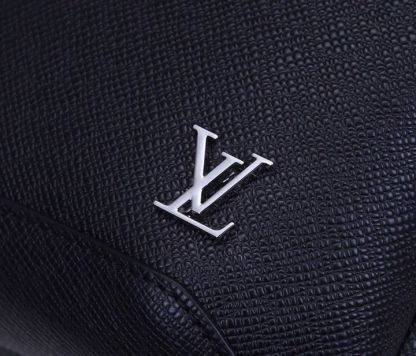 LV Avenue Sling Bag Taiga Black For Men, Bags, Messenger And Crossbody Bags 12.2in/31cm LV M30443