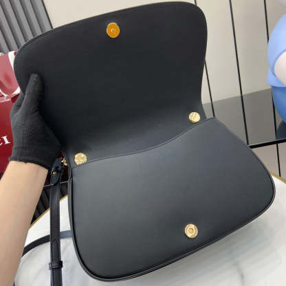 New Blondie Medium Handbag: Blend of Heritage & Modern black