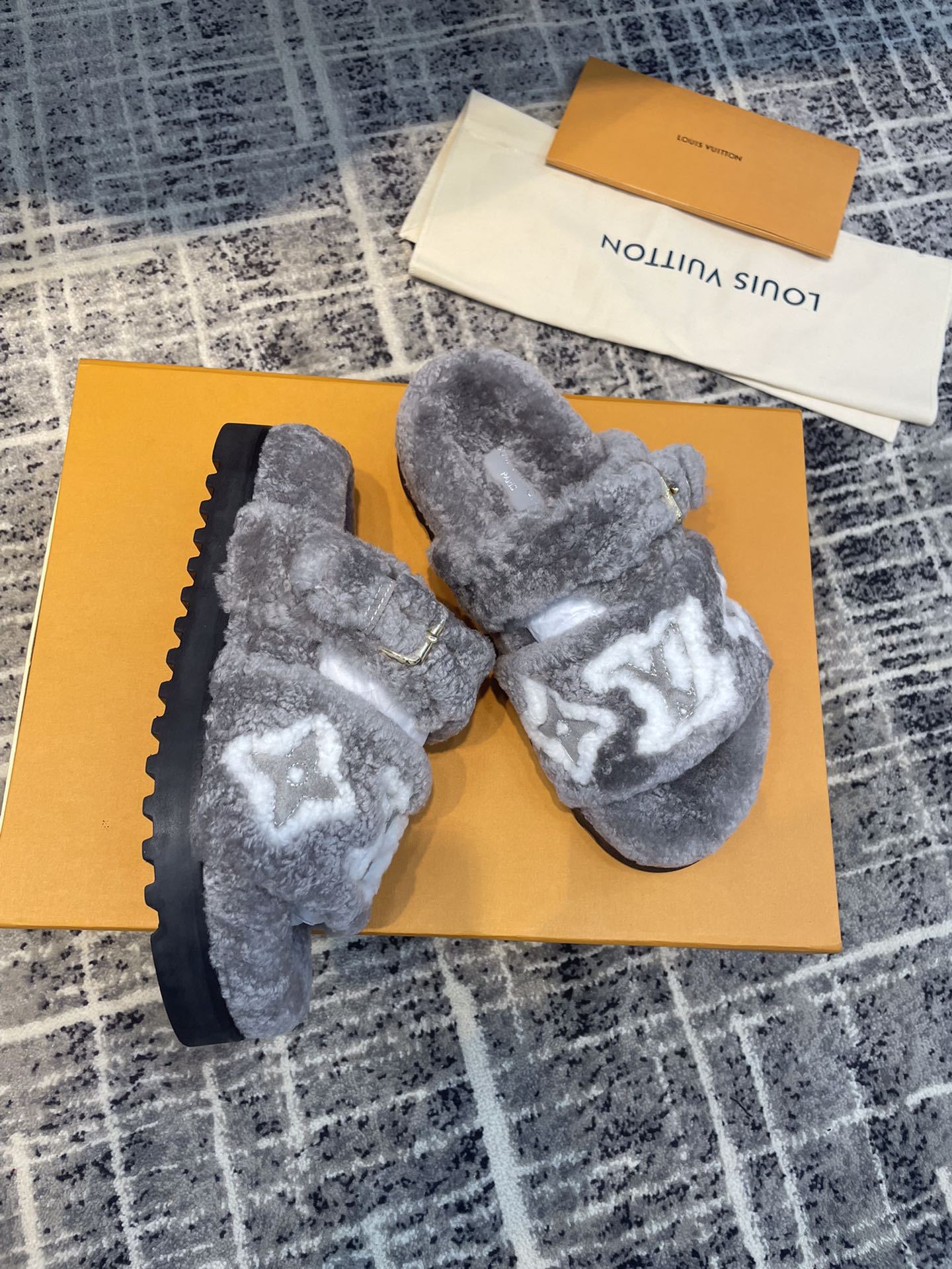 LUV WOMEN’S PASEO FLAT COMFORT MULE GREY