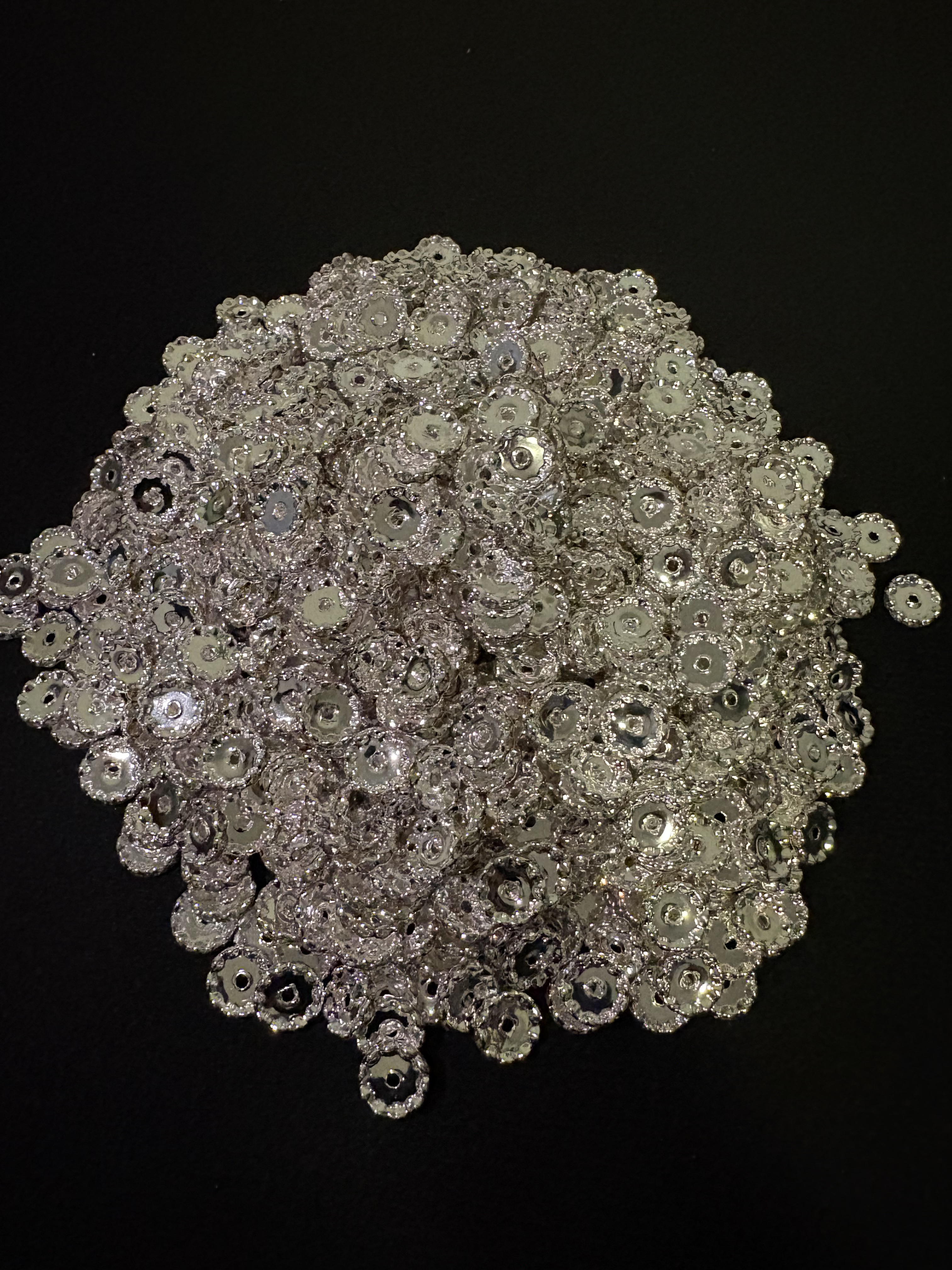 Wavy spacers for beaded pens