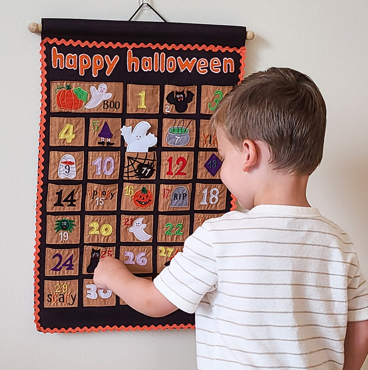Halloween Countdown Advent Calendar Wall Hanging Fabric Décor by My Growing Season for Kids and Family Activity