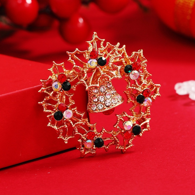 Purplehecate Holly Wreath Brooch Pin