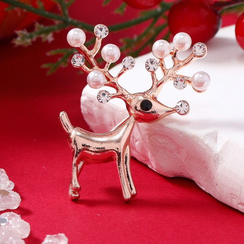 Purplehecate Christmas Giraffes Pin