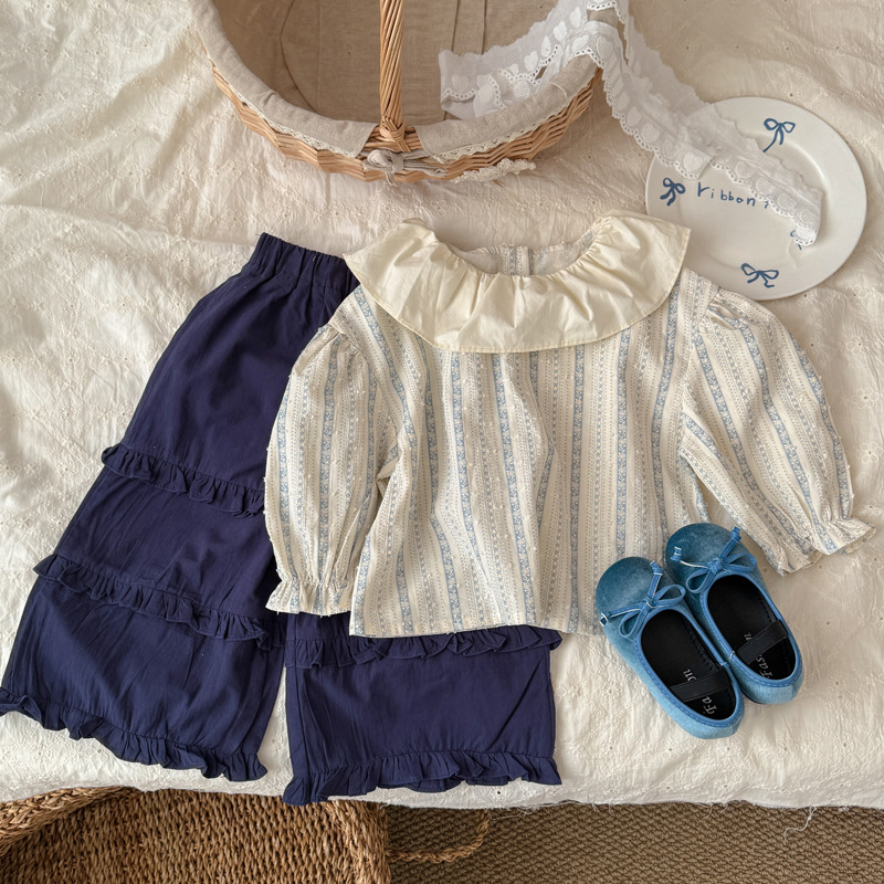 Long-sleeve shirt with a Peter Pan collar and floral print 