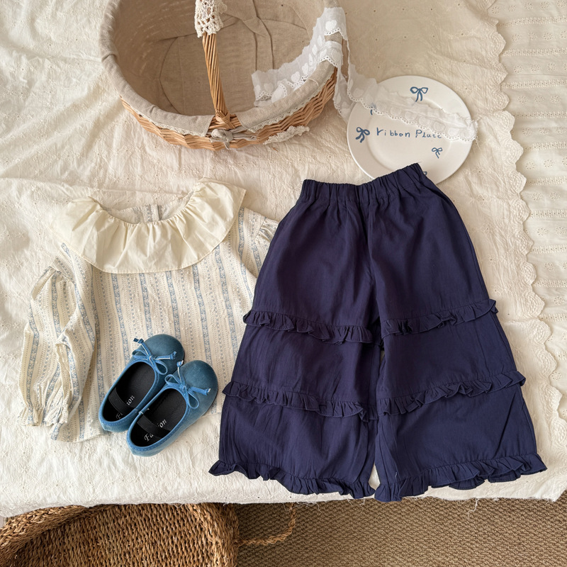 Long-sleeve shirt with a Peter Pan collar and floral print 