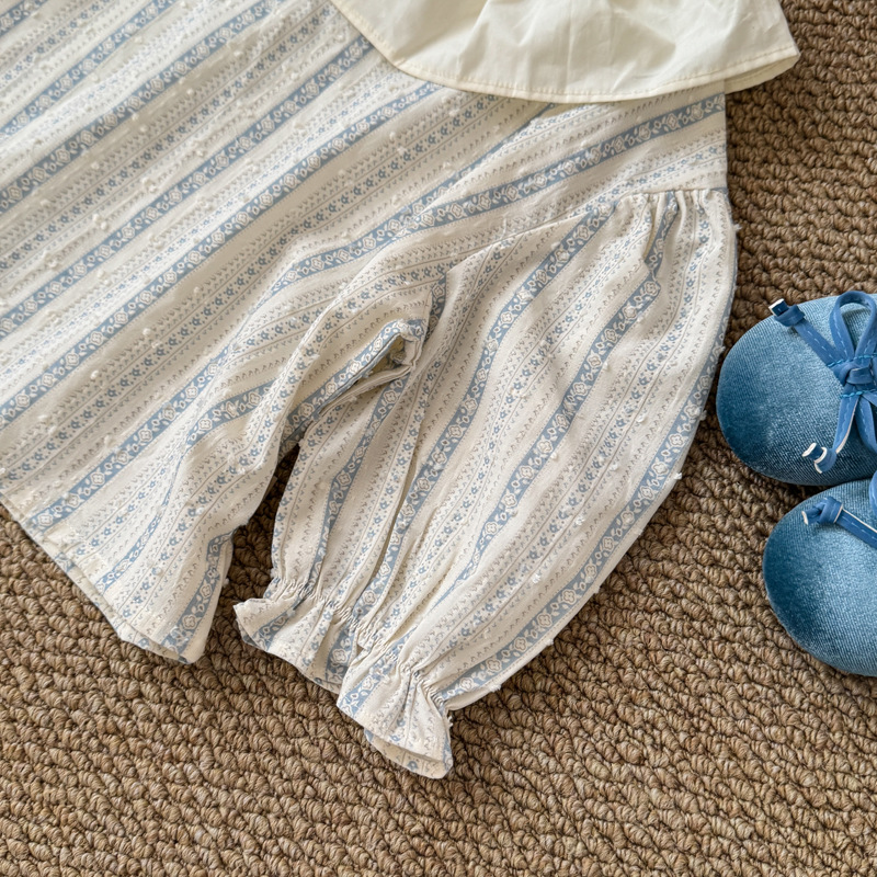 Long-sleeve shirt with a Peter Pan collar and floral print 