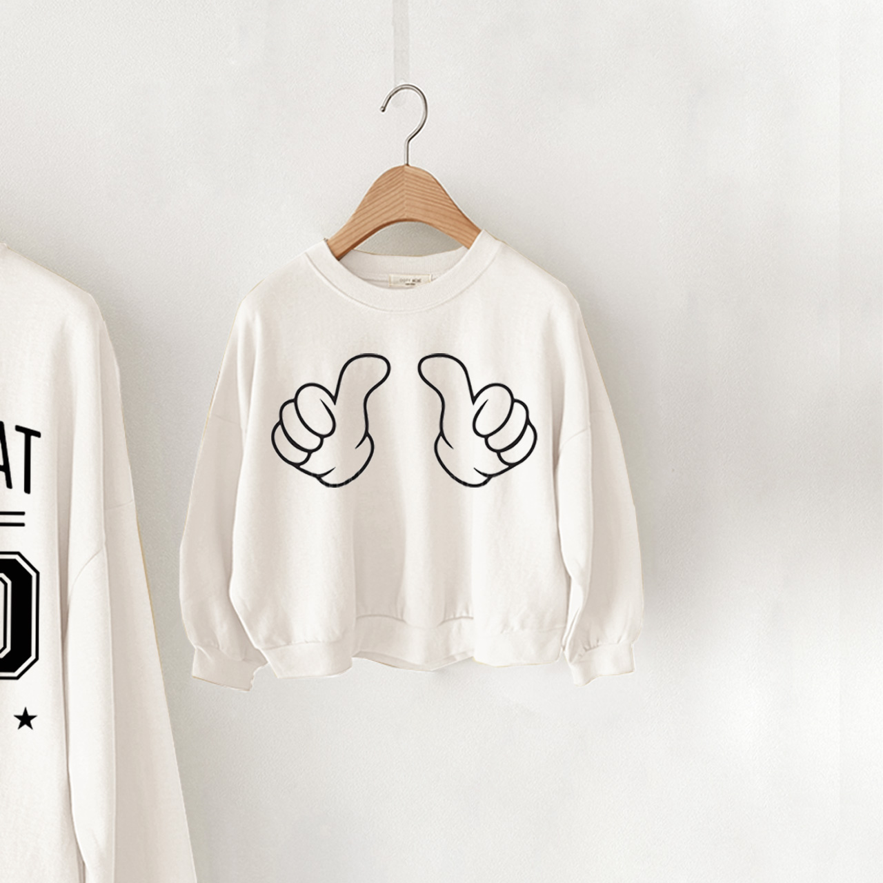 THIS IS WHAT AN AWESOME DAD LOOKS LIKE Daddy and me Slogan Sweatshirt