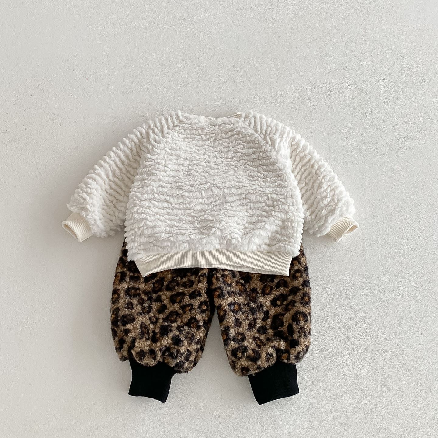 Baby Girl Cat Bow 2-piece Leopard Print Fleece Set