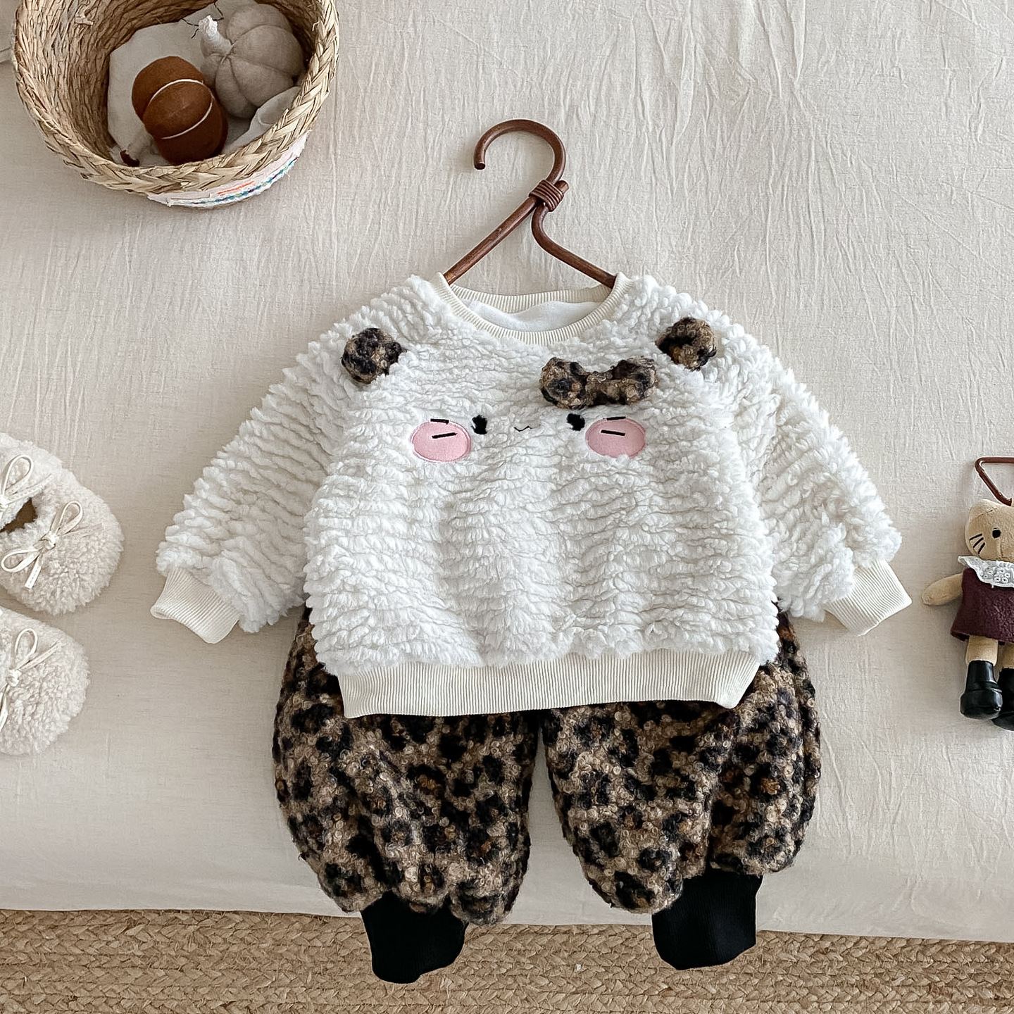 Baby Girl Cat Bow 2-piece Leopard Print Fleece Set