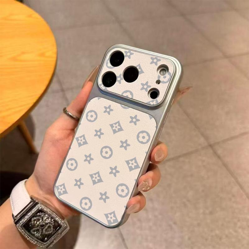 Retro Symmetric Pattern Phone Case. Lmitation Sheepskin Phone Case Upgrade Style. The Sheepskin Like Texture Brings A Luxurious And Soft Touch, And The Durable Material Can Protect Your Phone From Bumps And Falls. Suitable For Apple Phone Cases.