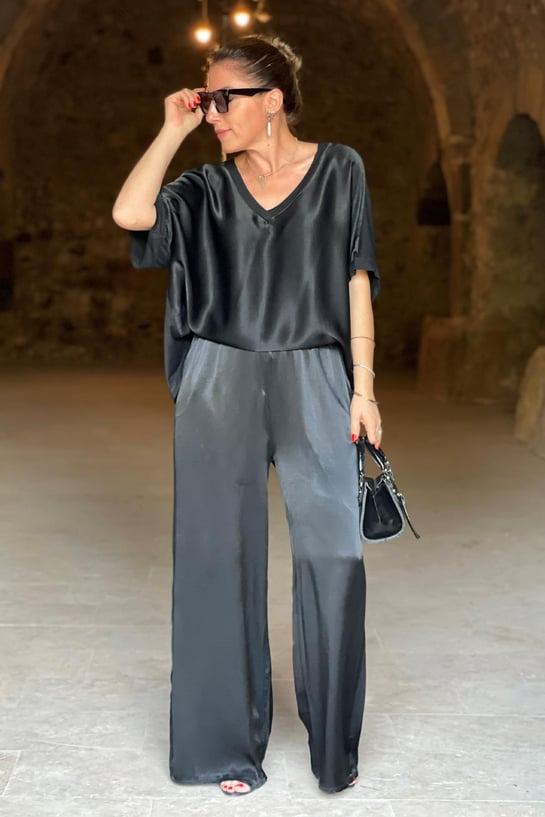 Woman's loose short sleeve silk suit