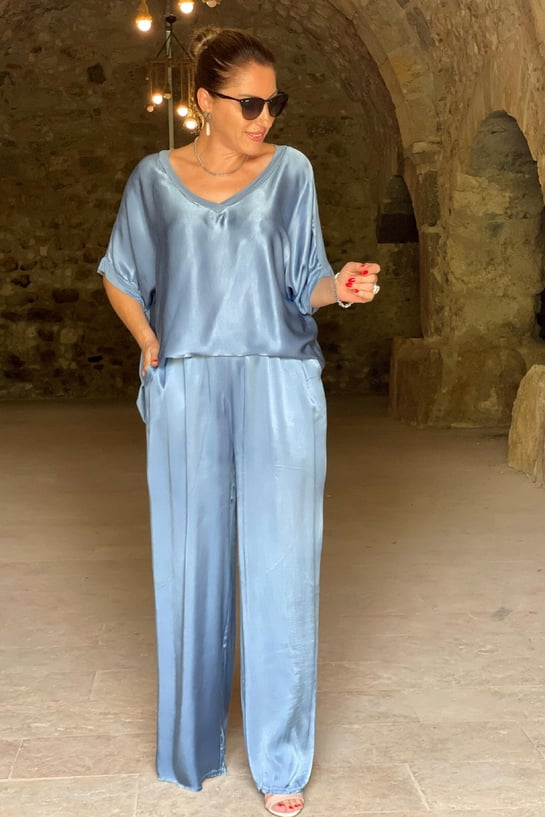 Woman's loose short sleeve silk suit