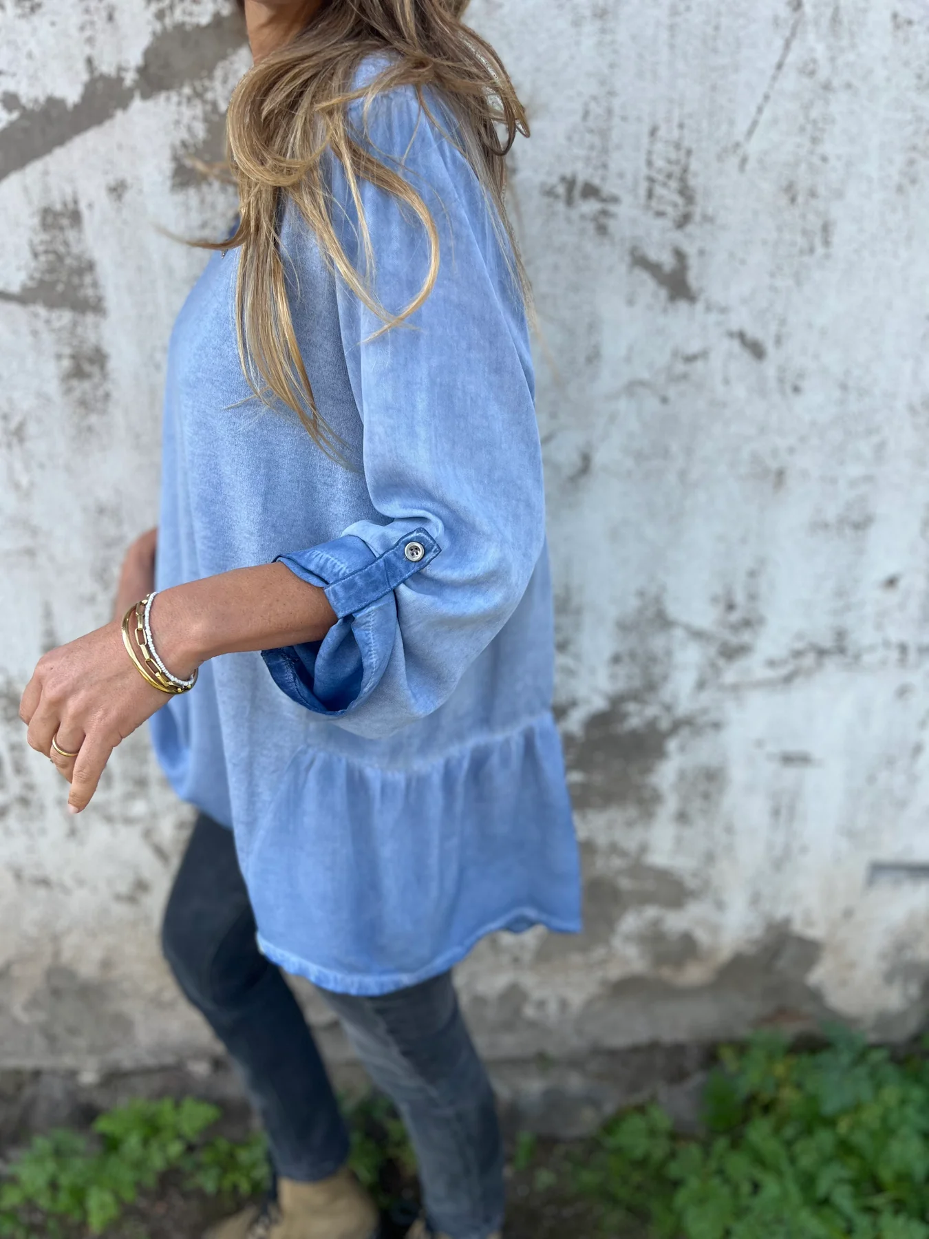 Solid color round neck loose flowing hem long sleeves