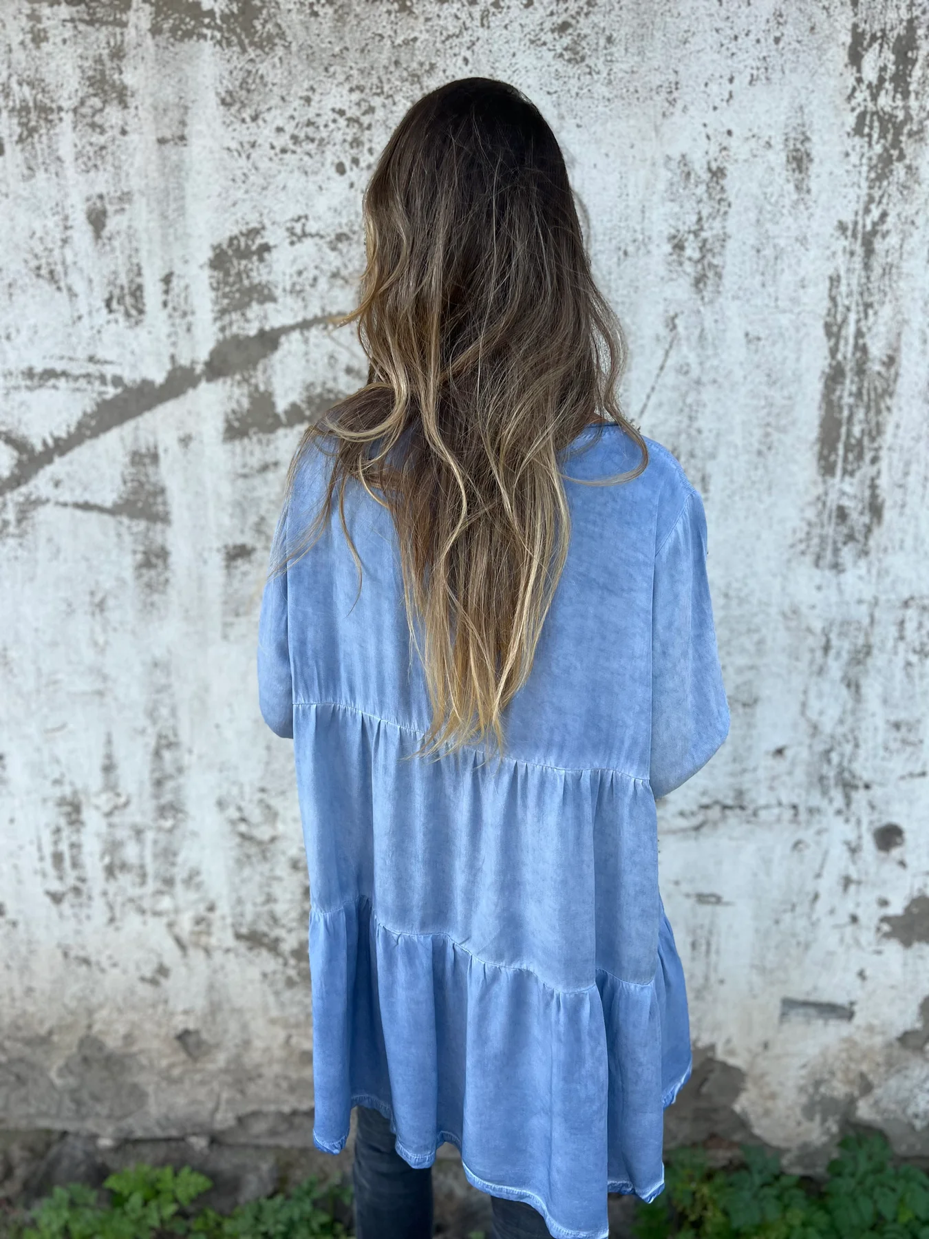 Solid color round neck loose flowing hem long sleeves