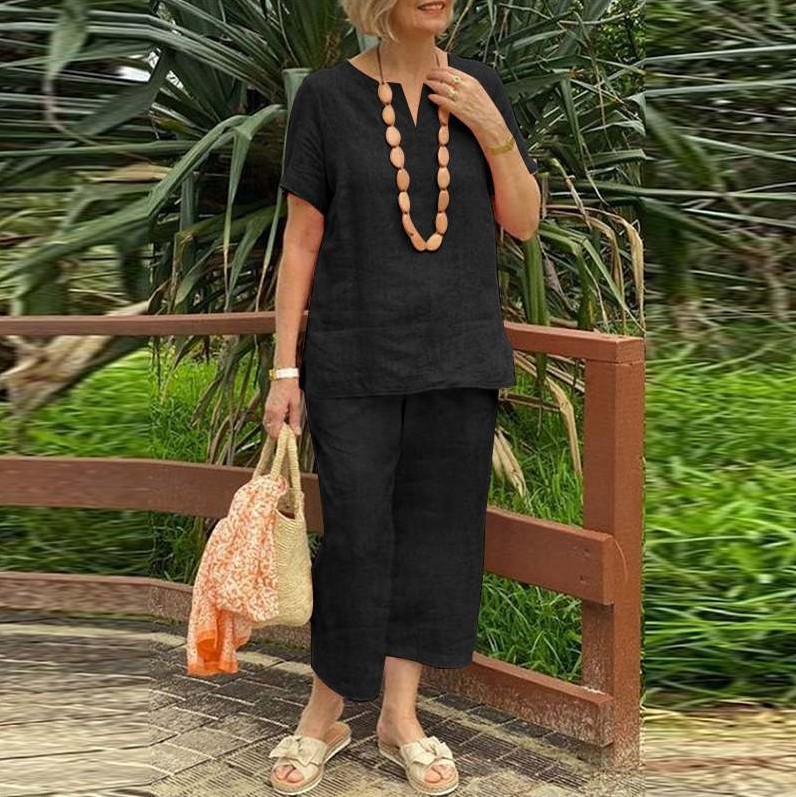 A loose and casual cotton and linen suit of 2 pieces