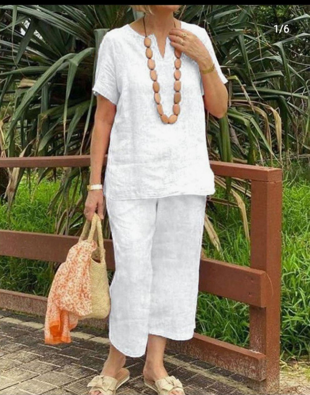 A loose and casual cotton and linen suit of 2 pieces