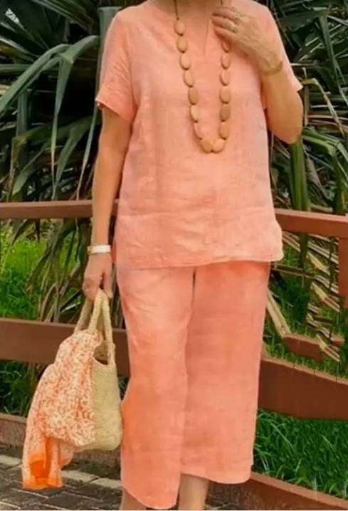 A loose and casual cotton and linen suit of 2 pieces