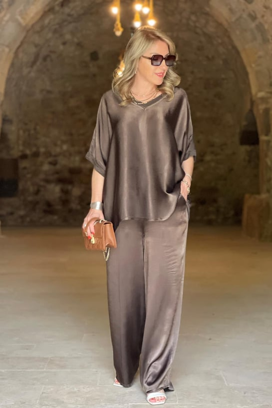 Woman's loose short sleeve silk suit