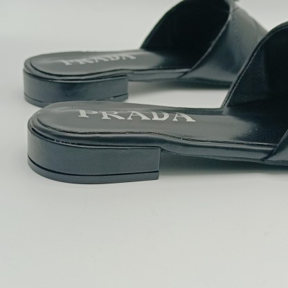 Triangle quilted sandals