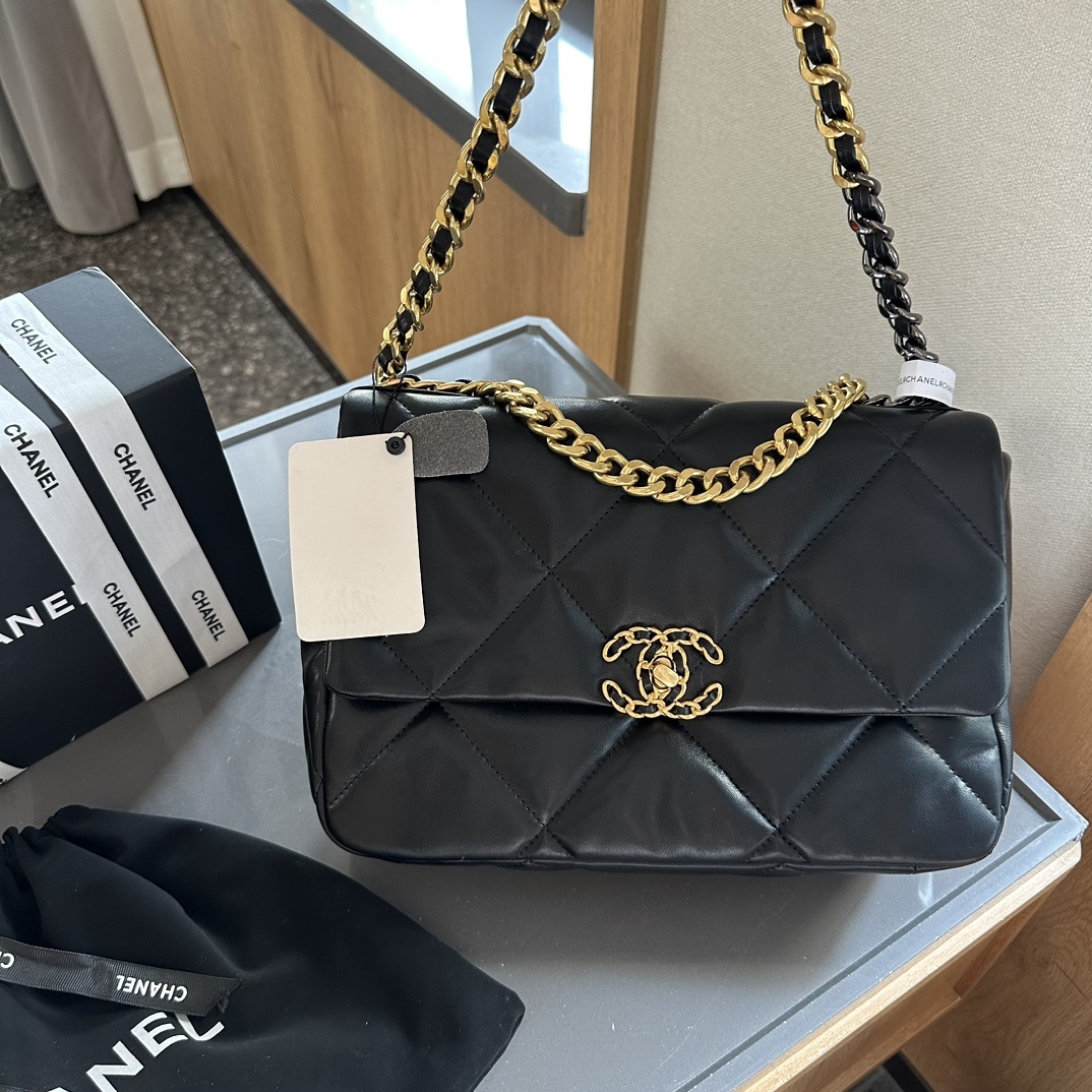 19 HANDBAG