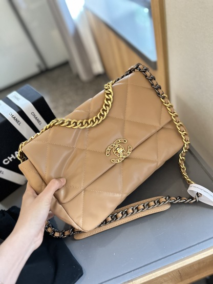 19 HANDBAG