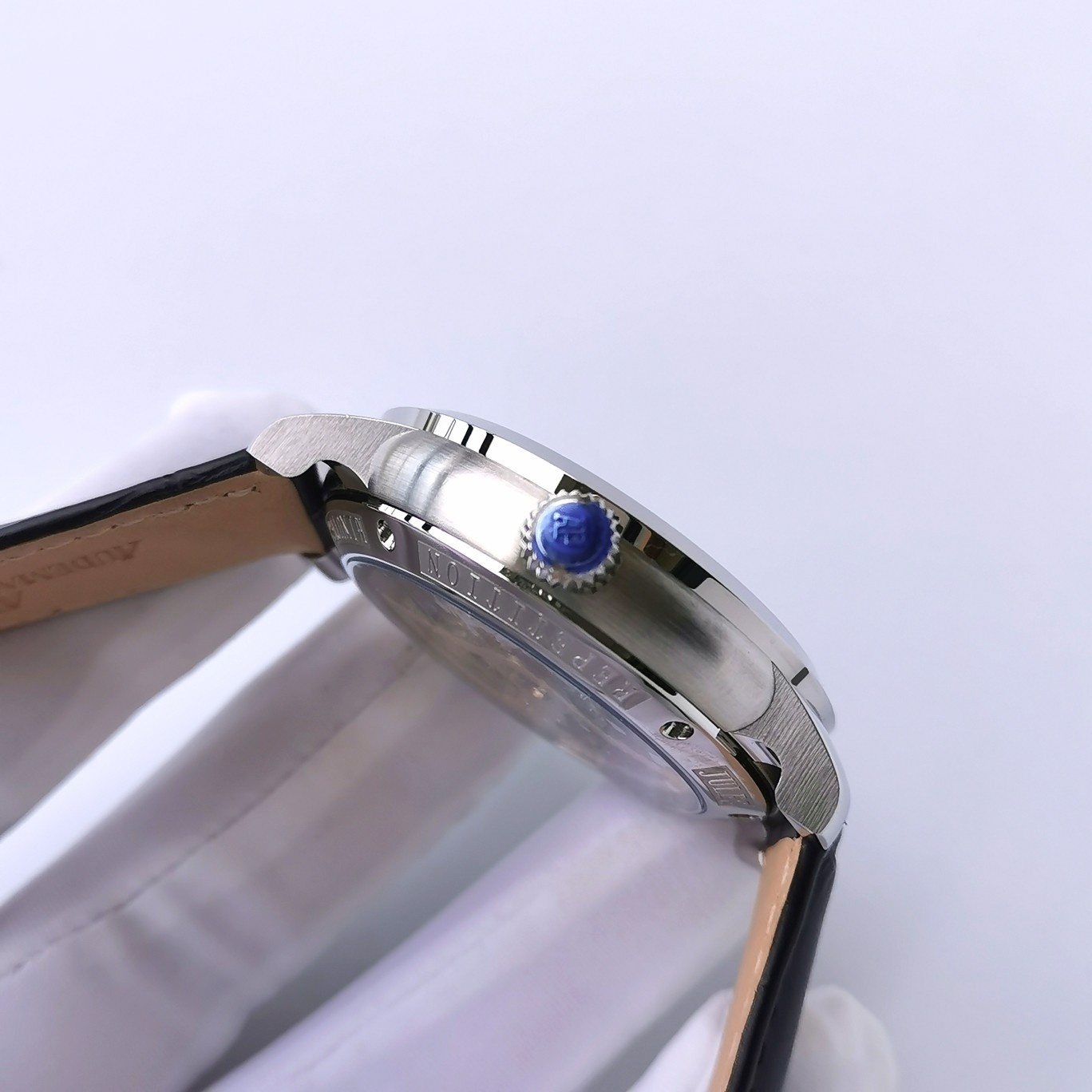 uses precise and stable Haiou tourbillon automatic movement, full hollow experience, 42mm