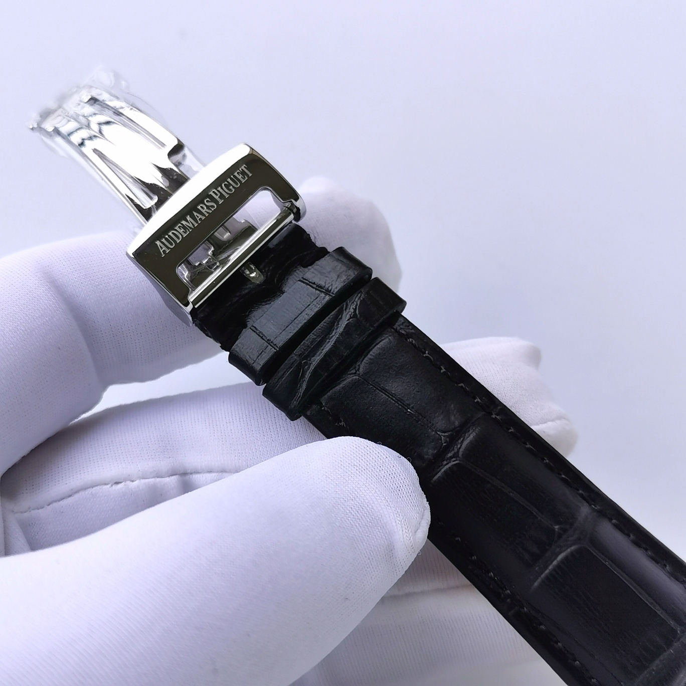 uses precise and stable Haiou tourbillon automatic movement, full hollow experience, 42mm