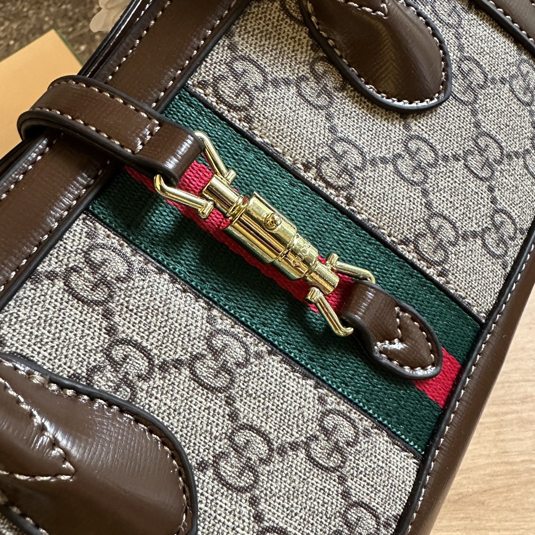 Small tote with piston closure