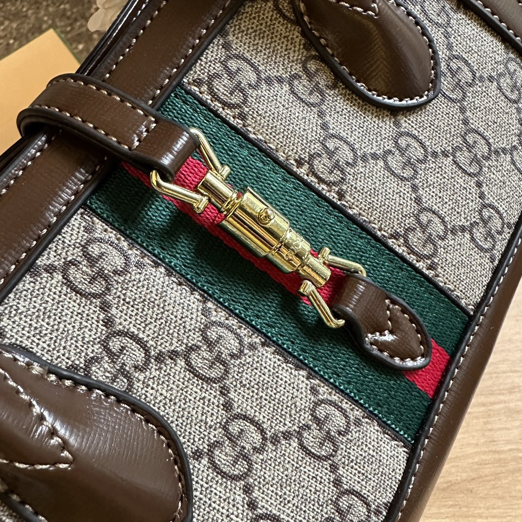 Small tote with piston closure