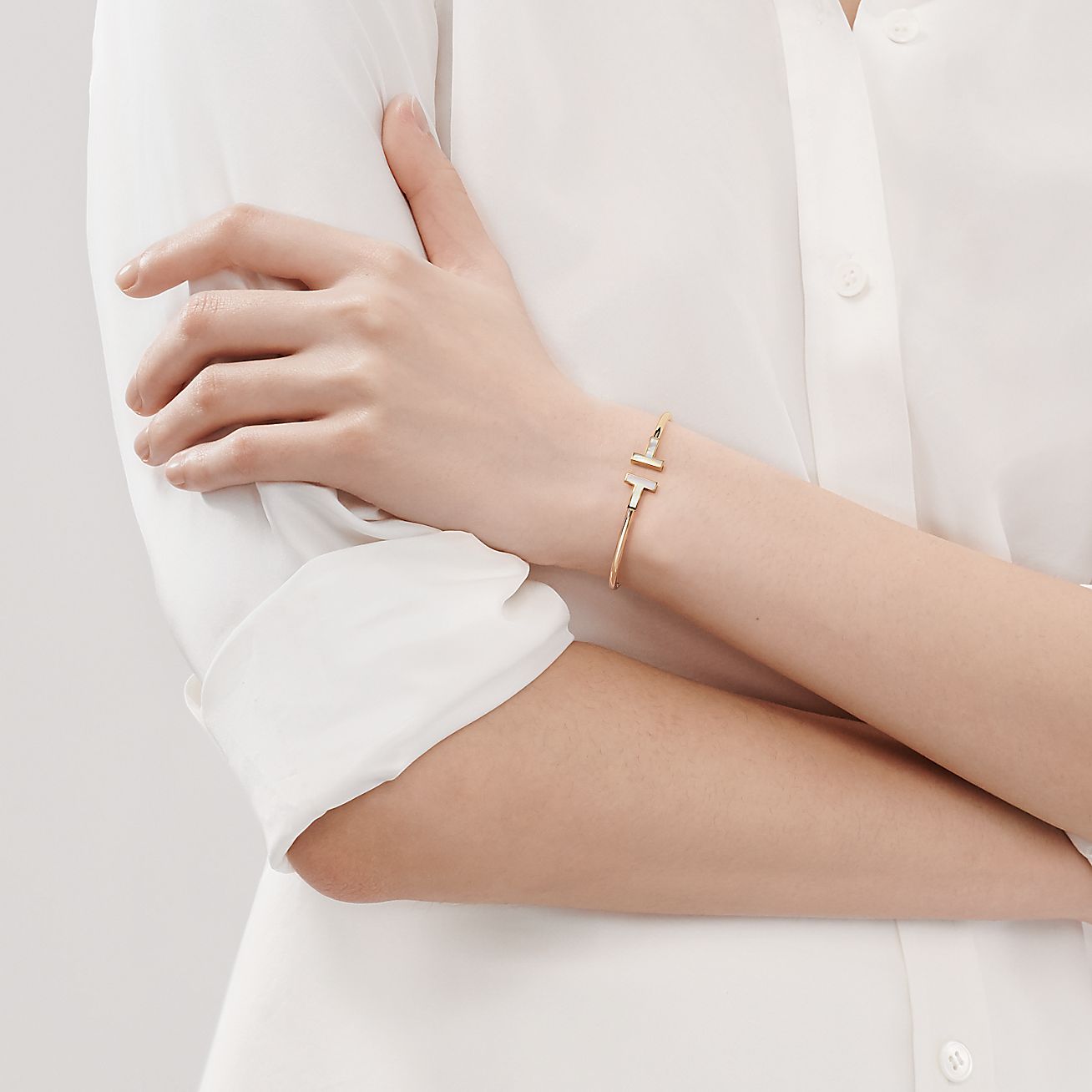 T Wire Bracelet in Yellow Gold with Mother-of-pearl