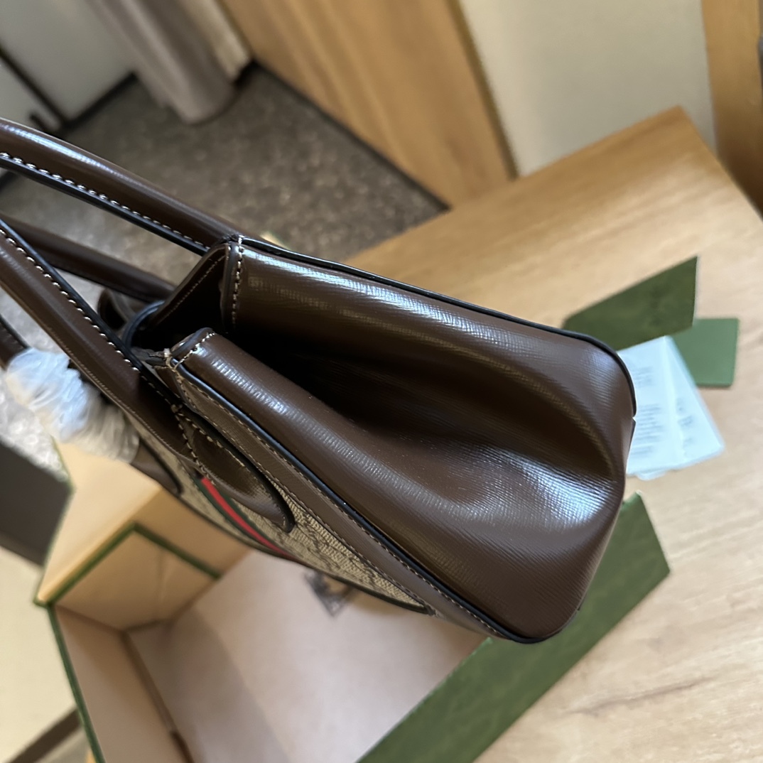 Small tote with piston closure