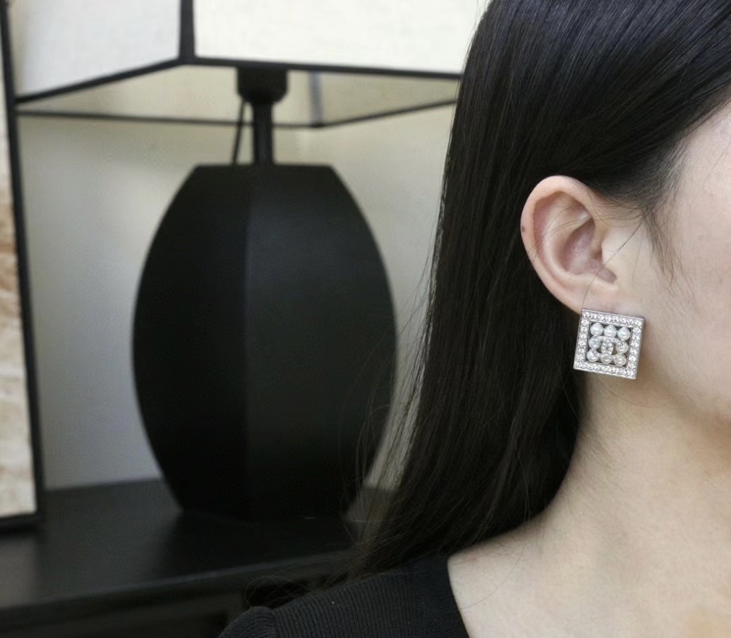 CCE698 CC Stud Earring