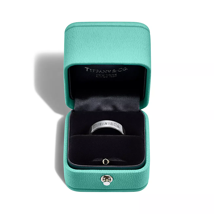& Co.庐 Band Ring in Platinum with a Diamond