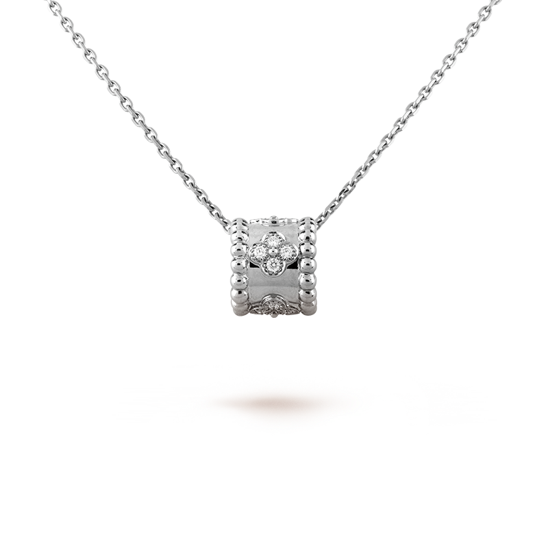 Perlee clovers pendant