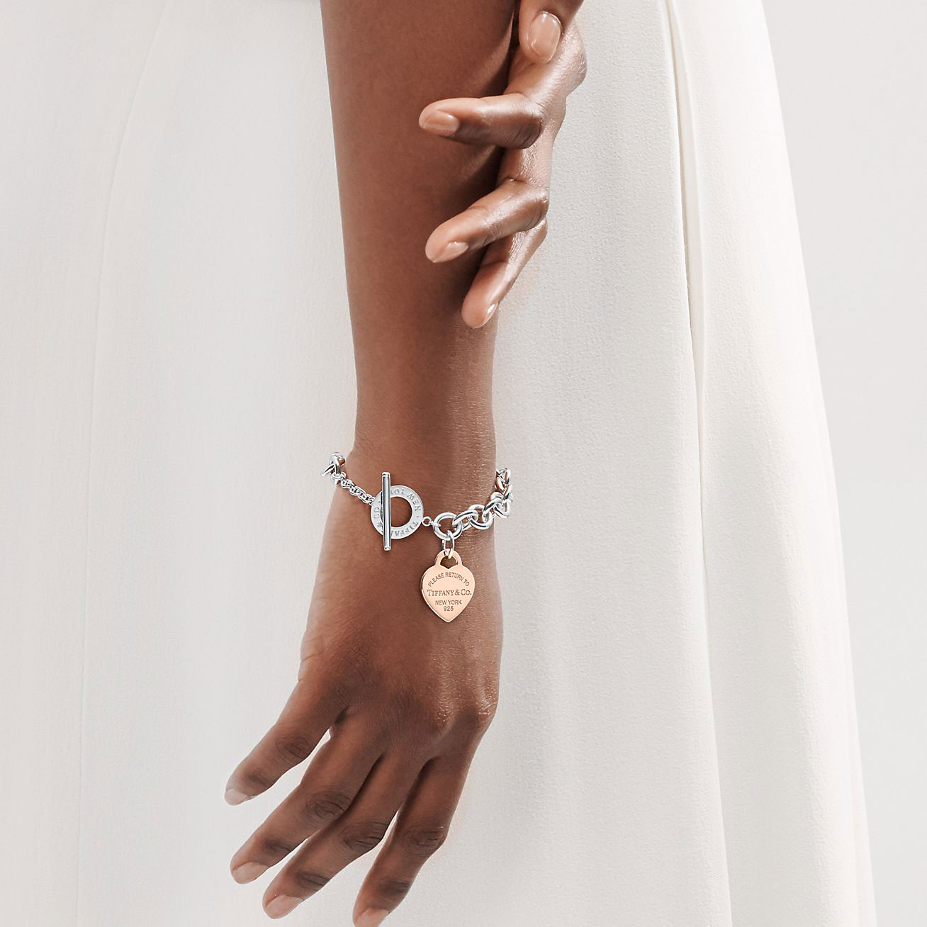 Return to 庐 Rose Gold Heart Tag Toggle Bracelet in Silver