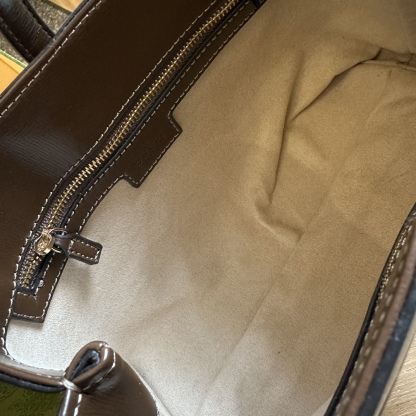 Small tote with piston closure