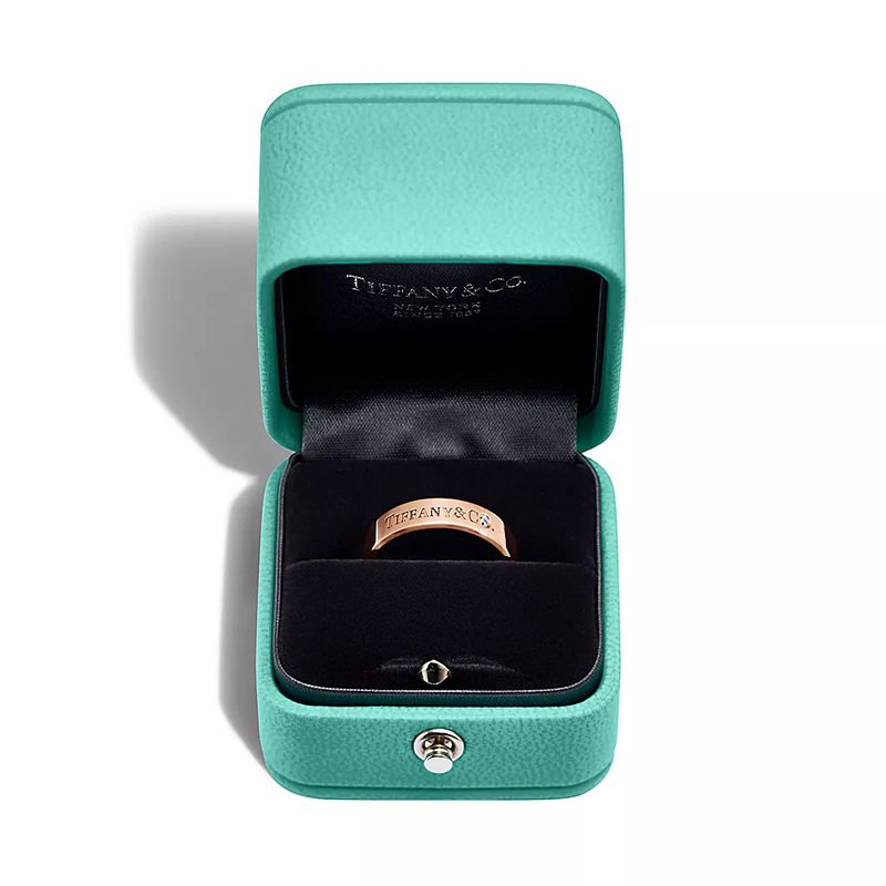 & Co.庐 Band Ring in Rose Gold with a Diamond