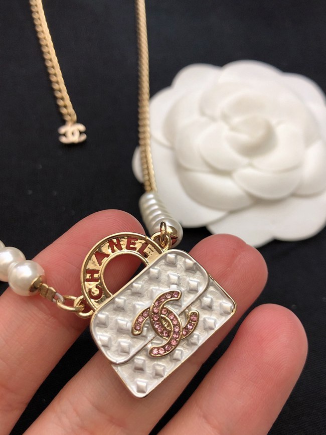 White bag pearl necklace