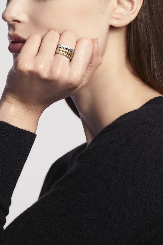 COCO CRUSH RING Quilted motif, mini version, 18K white gold