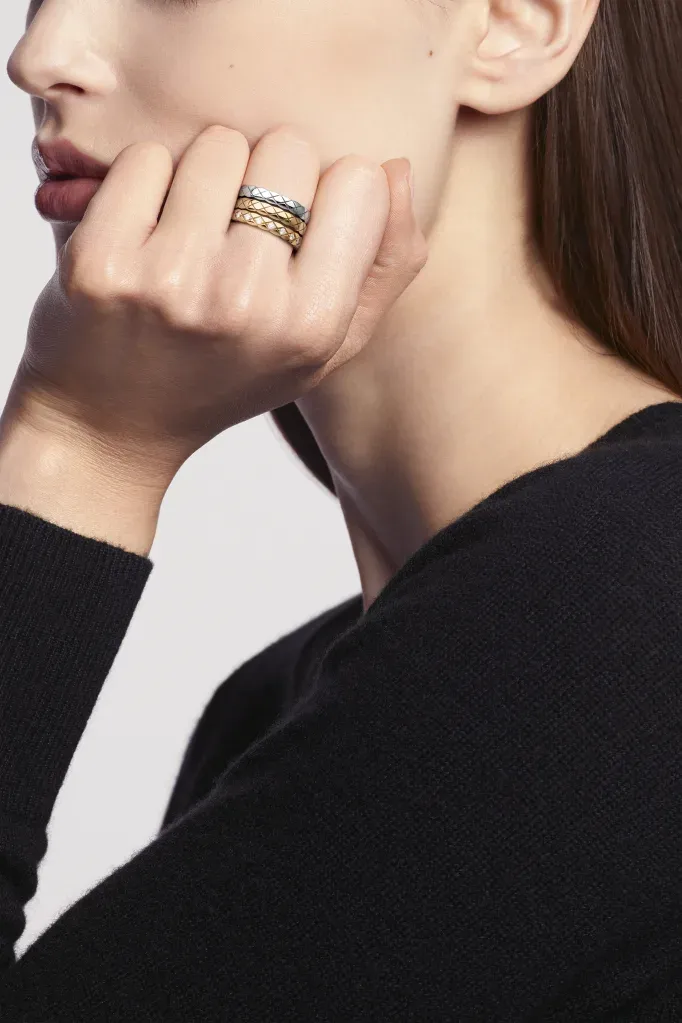 COCO CRUSH RING Quilted motif, mini version, 18K white gold