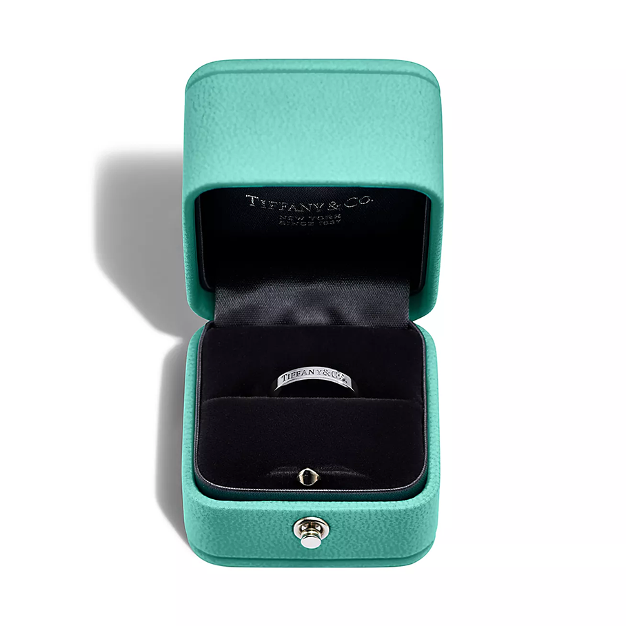 & Co.庐 Band Ring in Platinum with a Diamond