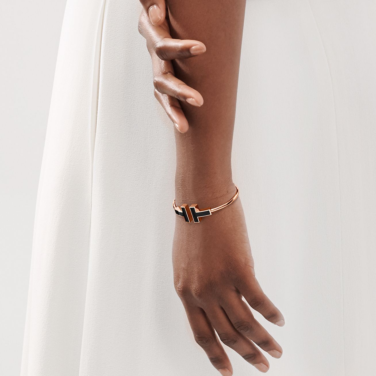 T Wide Black Onyx Wire Bracelet in 18k Rose Gold